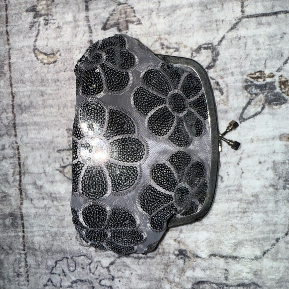 Elegant Gray Floral Sequin Clutch - Picture 3 of 4